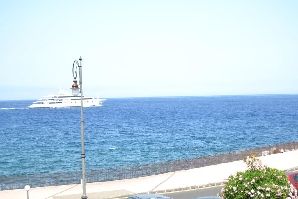 Hotel Porto Azzurro Giardini Naxos Exterior foto